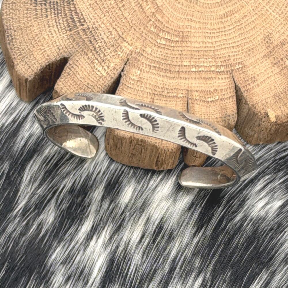 1980s Native American NAVAJO Sterling Silver Carinated Cuff Bracelet Crescents